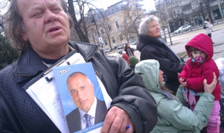 Поддръжници на Борисов събират подписка пред НС