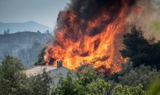 Голям пожар бушува до Атина