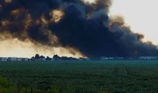 Пожар избухна в складове в Киев, чути са експлозии