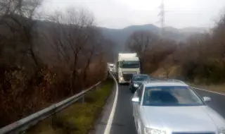 Километрична тапа блокира Кресненското дефиле