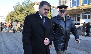 Няма да има съкращения в армията