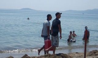 Разносвачи на храни по плажа опъват кърпи при внезапни проверки