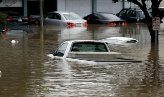 Град в Калифорния под вода, стотици евакуирани
