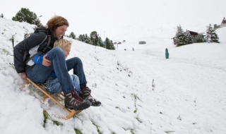 Липсата на сняг проваля ски сезона в Швейцария - видео