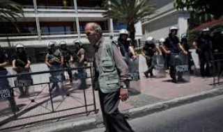 Минималната пенсия в Гърция става 393 евро