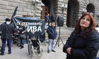 Вера Иванова пред ФАКТИ: Бусът на "Системата ни убива" е дарение от студенти и е втора употреба