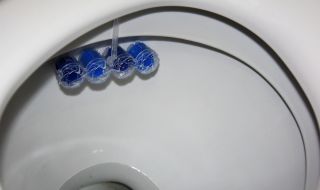 Слагали сме грешно ароматизатора на тоалетната чиния (ВИДЕО)