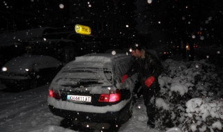 Сняг и поледици в осем области в сряда