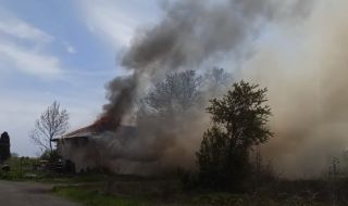 Огромен пожар лумна край Бургас (ВИДЕО)