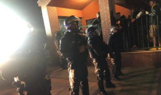 Полицейски кордон брани футболистите на Ботев от феновете