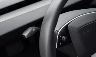 Крачка назад: Tesla върна традиционния лост за мигачи в колите си