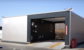 Вижте как работят станциите за подмяна на батерии на електромобили (ВИДЕО)