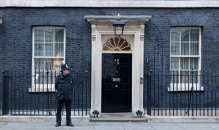 Лавина от оставки в британското правителство