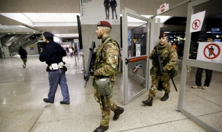 Френски министър: Бойци на „Ислямска държава“ се крият сред бежанците