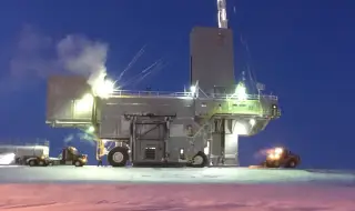 Мобилна сондажна платформа се срина по време на движение в северната част на Аляска ВИДЕО