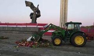 В Рига трактори пометоха цветята, положени на 9 май