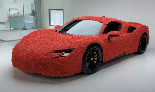 Най-мощното Ferrari покрито с рози е идеалният подарък за Св.Валентин (ВИДЕО)
