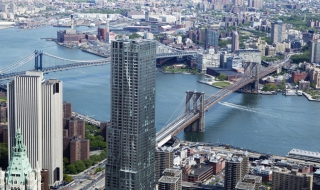 Двама мъже висяха 90 минути от 45-я етаж на небостъргач