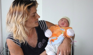 Жена сама преряза с кухненски нож пъпната връв на бебето си