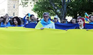 Граждани отбелязват с шествие в столицата 2 години от началото на войната в Украйна
