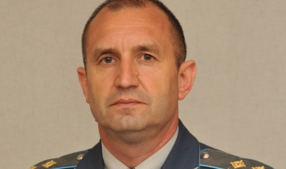 Командирът на ВВС ген.-майор Румен Радев подаде оставка