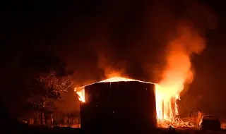 Огнен ад във фабрика за бисквити в Гърция: петима изчезнали