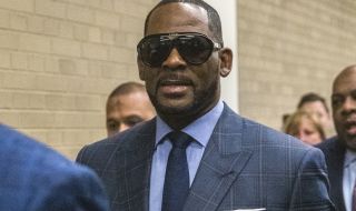 Ар Кели съди затвора, в който лежи