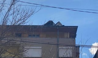 Силен вятър вдигна част от покрива на блок в Лясковец 