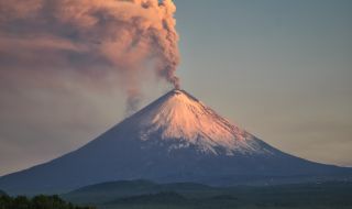 Два вулкана се събудиха едновременно в Камчатка