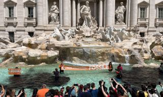 Екоактивисти изляха черна боя в римския фонтан Ди Треви