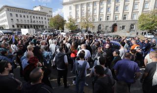 Двата протеста в София се обединиха 