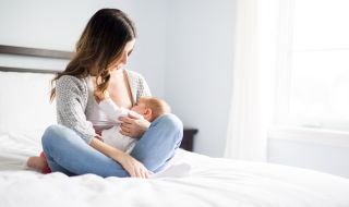 Защо все повече бебета не пият майчино мляко