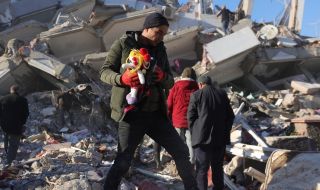 Национал на Турция и 5-годишният му син сред загиналите при земетресенията