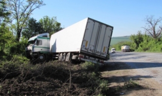 Пиян молдовец катастрофира с ТИР