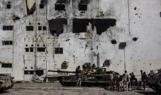 Макрон посредничи за решение за военния кошмар в Либия (ВИДЕО+СНИМКИ)