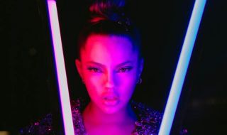 Дара - "студена като лед" в новото си парче (ВИДЕО)