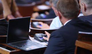 Депутатите започват работа след два дни. Ще оцелее ли правителството, обсъждат политолози