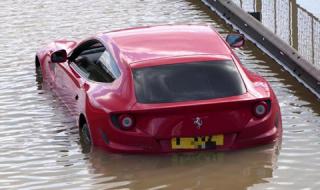 Ferrari FF закъса под мост на лондонското Околовръстно (ВИДЕО)