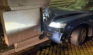 Кола се заби в стълбите на Парламента