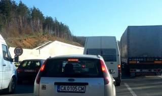 Верижна катастрофа задръсти магистрала "Люлин"