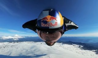 Пилот с Wingsuit прелетя над активен вулкан (ВИДЕО)