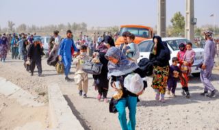 САЩ насърчават съседите на Афганистан да приемат бежанци