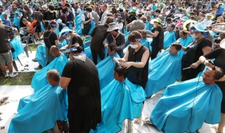 900 гневни южнокорейци обръснаха главите си в знак на протест