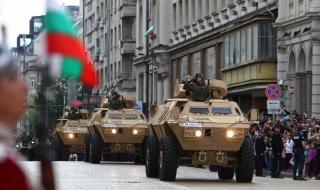 Български войници отиват на военен парад в Румъния