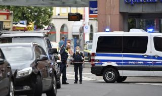Мъж с нож рани жена и дете в германско училище