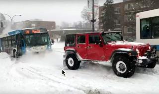 Три джипа дърпат закъсал автобус (ВИДЕО)
