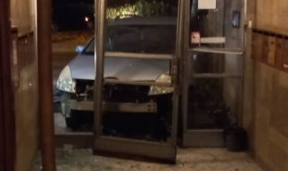 Кола се вряза в жилищна кооперация в центъра на София