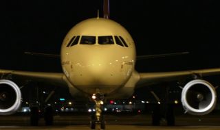 Самолет е кацнал аварийно на летище Бургас