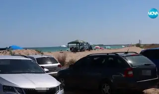 Туристи масово паркират колите си върху дюните край Дуранкулак