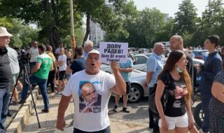 Бойко Борисов е на разпит в "Национална полиция", отвън – протест в негова защита (ВИДЕО)